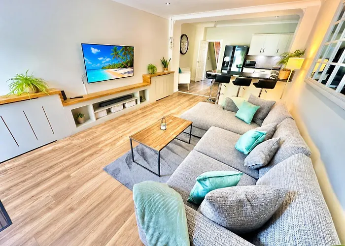 Family Three Bedroom Home - Outbuilding Games Room - Walk To Town And Beach - Free Parking